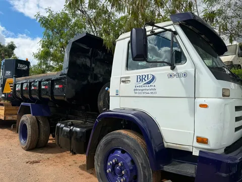 Caminhão toco basculante da BRI Engenharia com a marca aplicada na porta