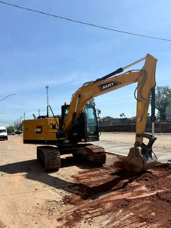 Escavadeira hidráulica SANY SY135C da BRI Engenharia posicionada em terreno de obra